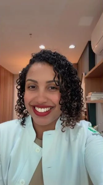 Isadora Lima, fisioterapeuta do Espaço Alento Terapia, de jaleco branco